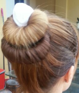 diseño 2 de peinado para mujer con coleta blanca desde cerca