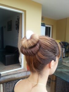 diseño 2 de peinado para mujer con coleta blanca