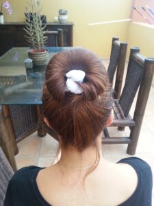 diseño 2 de peinado para mujer con coleta blanca desde otra vista