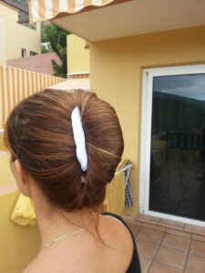 diseño de peinado para mujer con coleta blanca